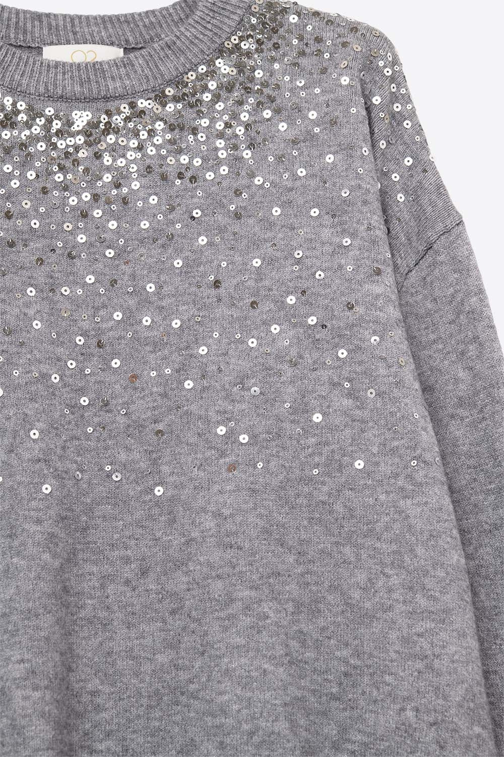 Pull gris en maille douce orné de paillettes sur le devant