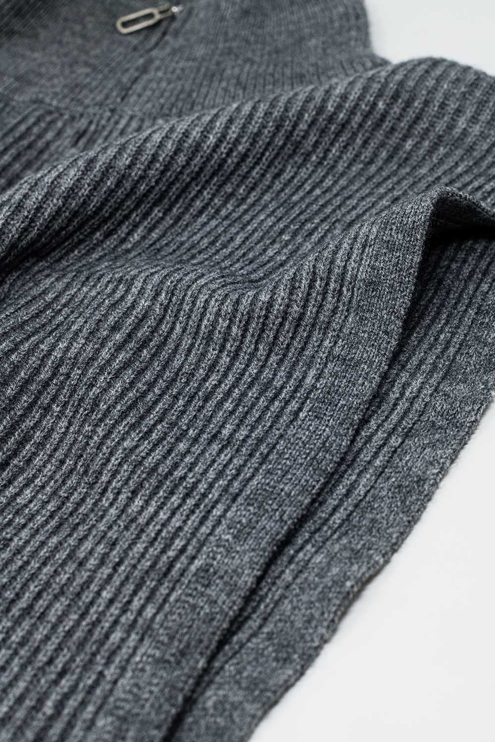 Pull gris sans manches à col roulé avec fermeture à glissière