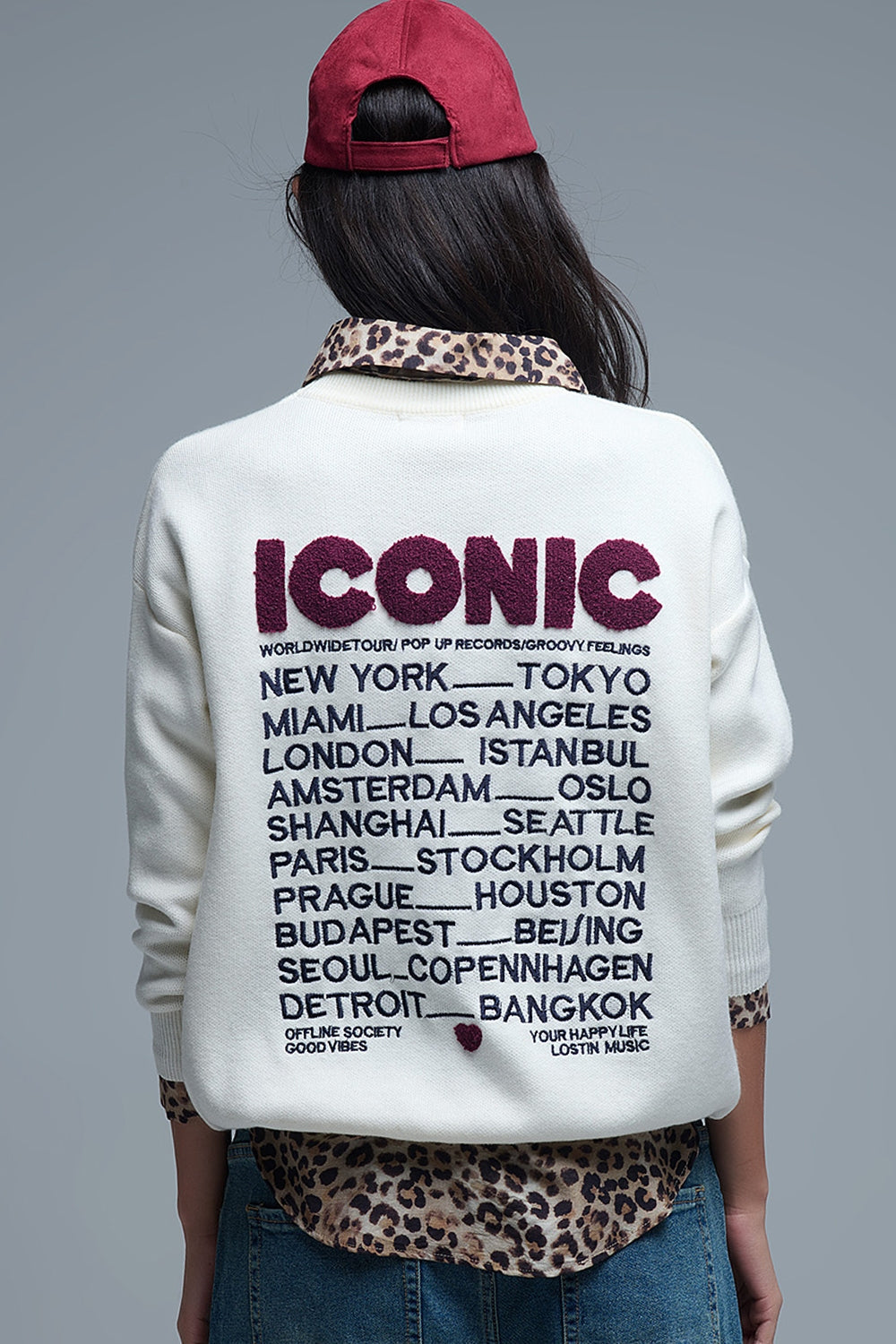 Pull ICONIC brodé avec imprimé Global Tour dans le dos en crème