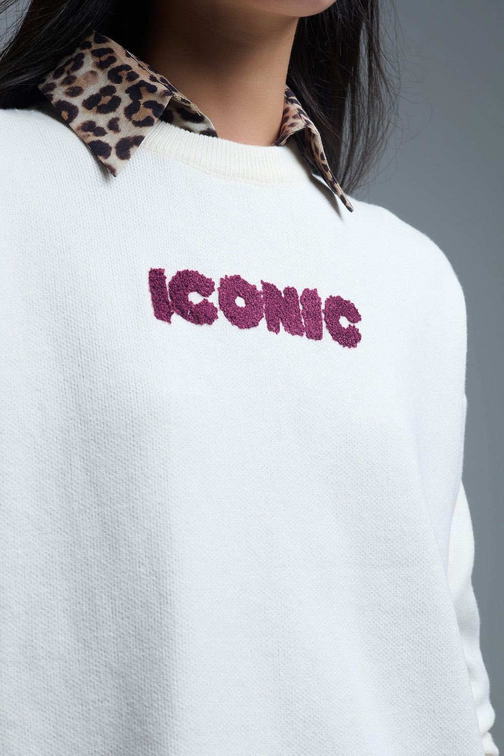 Pull ICONIC brodé avec imprimé Global Tour dans le dos en crème