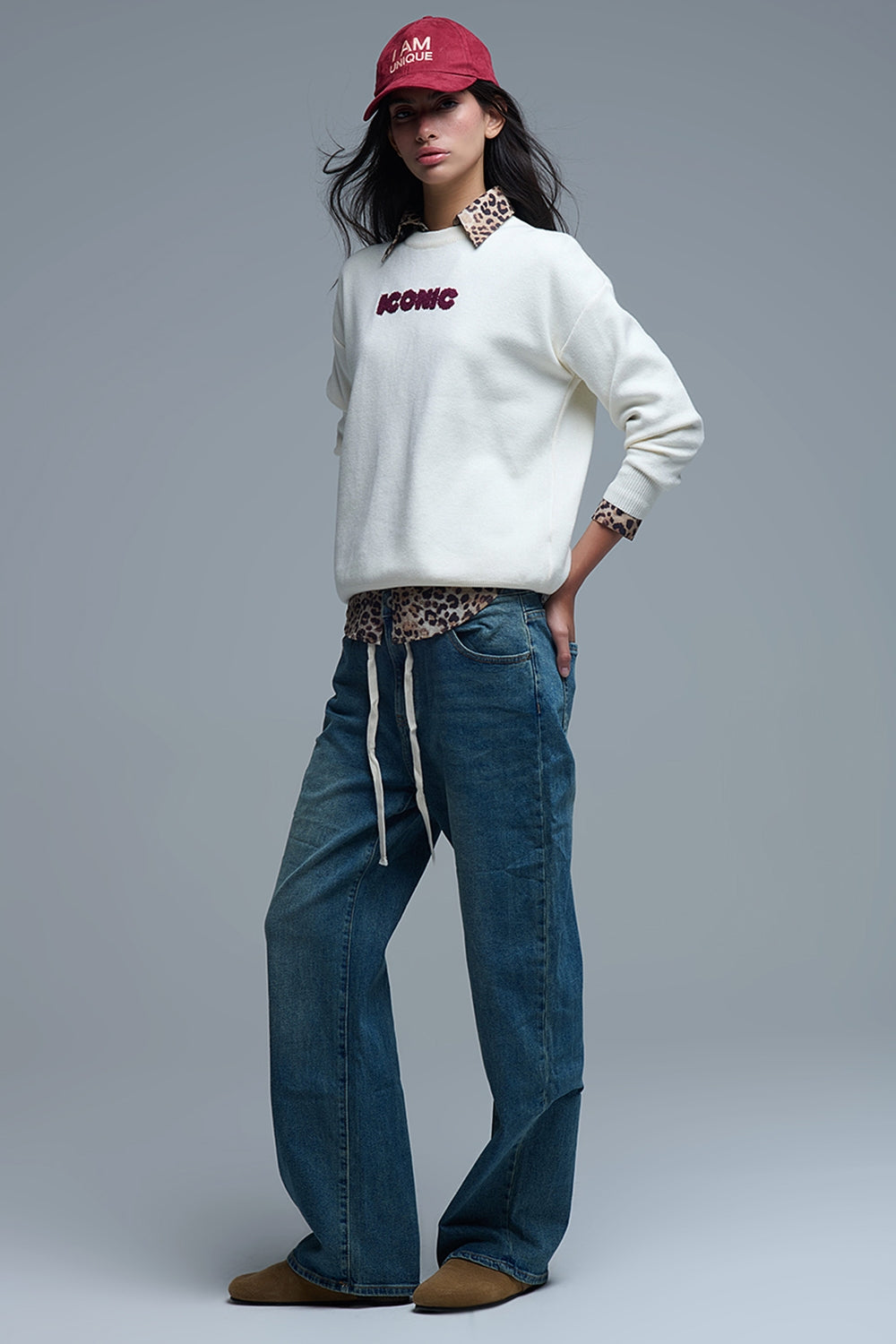 Pull ICONIC brodé avec imprimé Global Tour dans le dos en crème