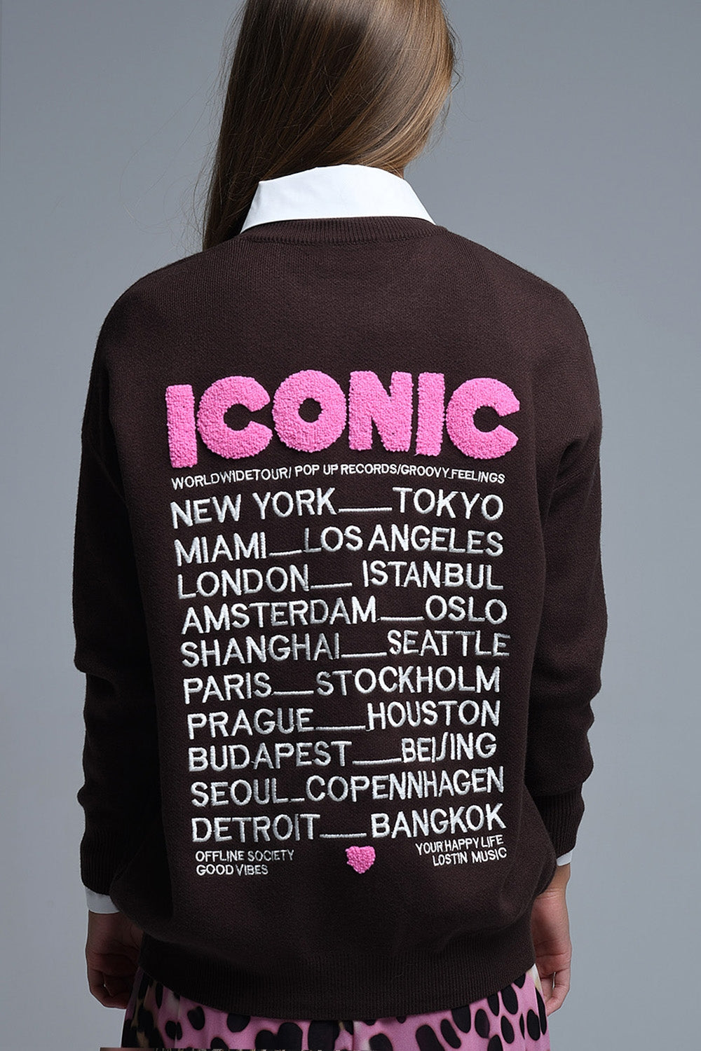 Pull ICONIC brodé avec imprimé Global Tour dans le dos