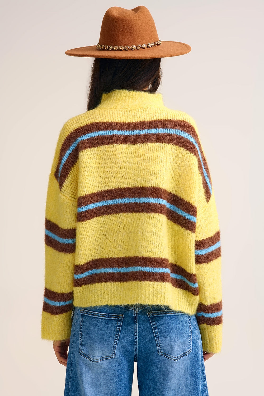Pull jaune en tricot avec des rayures marron et bleues