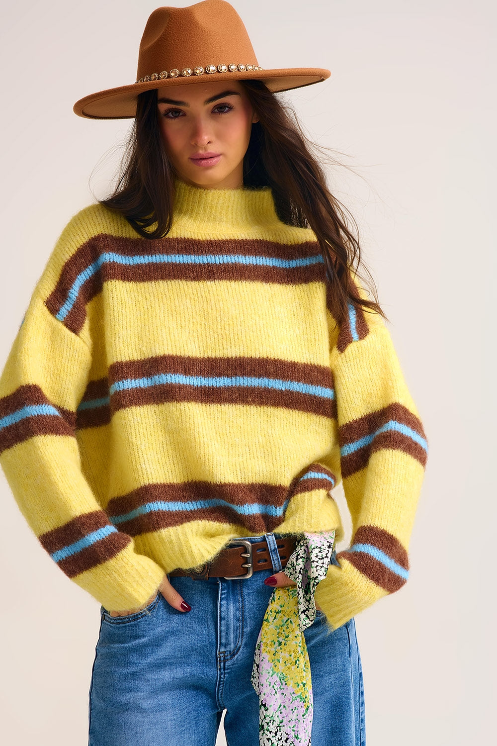 Q2 Pull jaune en tricot avec des rayures marron et bleues