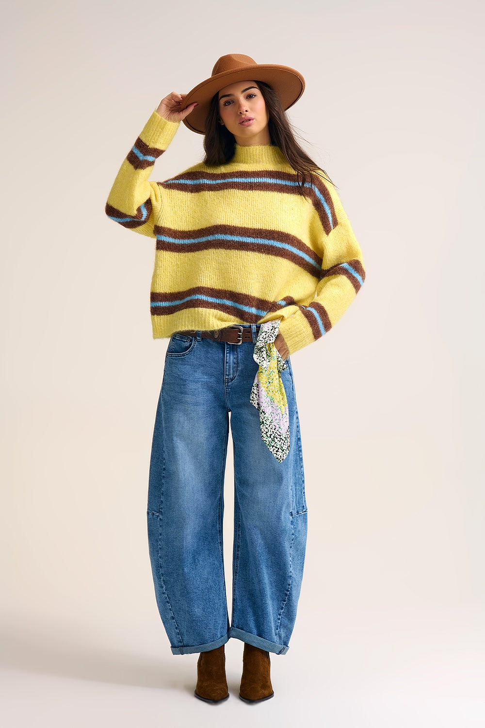 Pull jaune en tricot avec des rayures marron et bleues