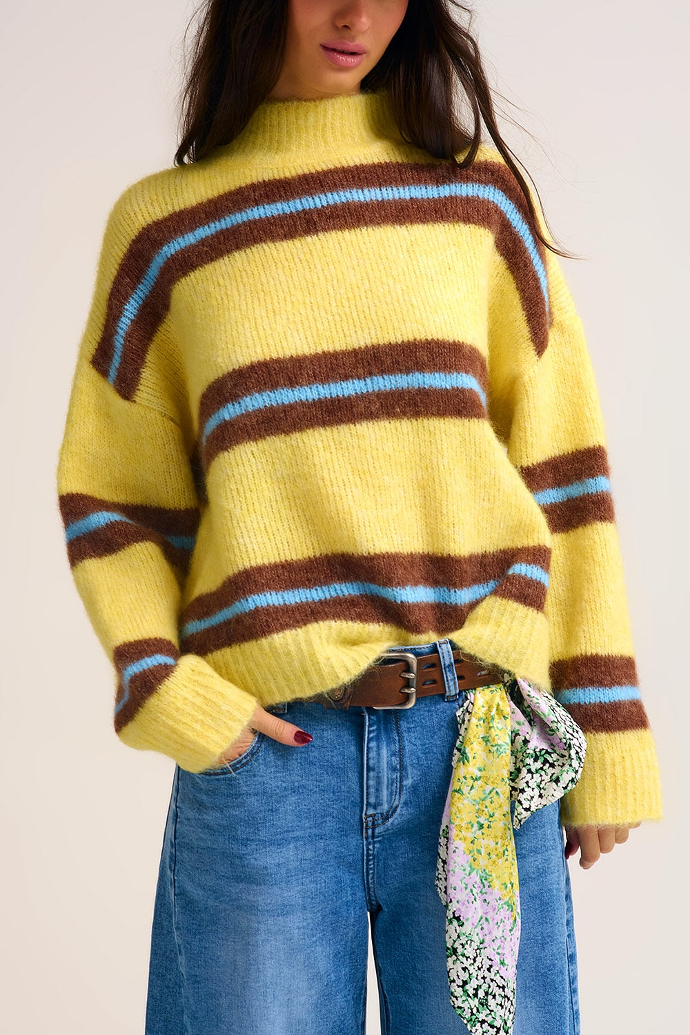 Pull jaune en tricot avec des rayures marron et bleues