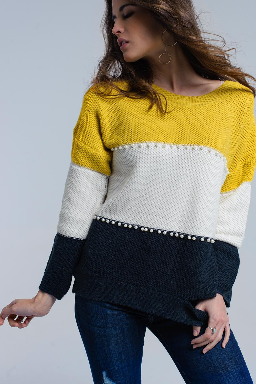 Pull jaune tricoté avec perles