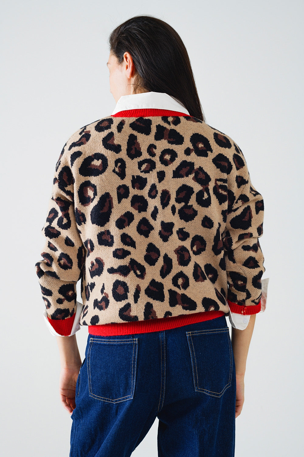 Pull léopard avec détail rouge sur le col et les manches