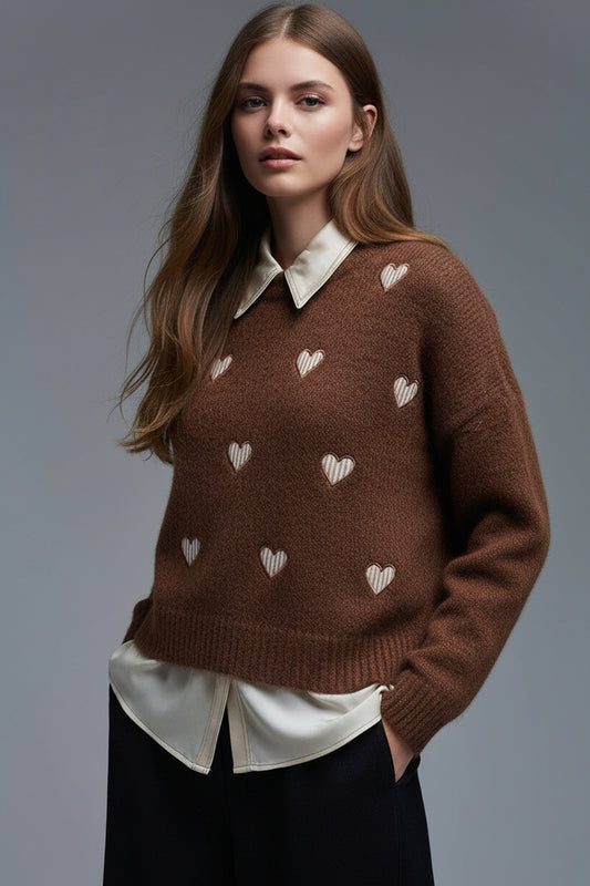Q2 Pull marron à col rond avec rayures en forme de cœurs