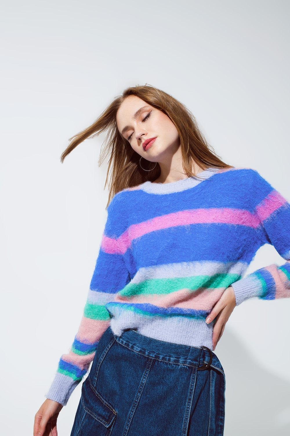 Pull multicolore avec des rayures rose et bleu