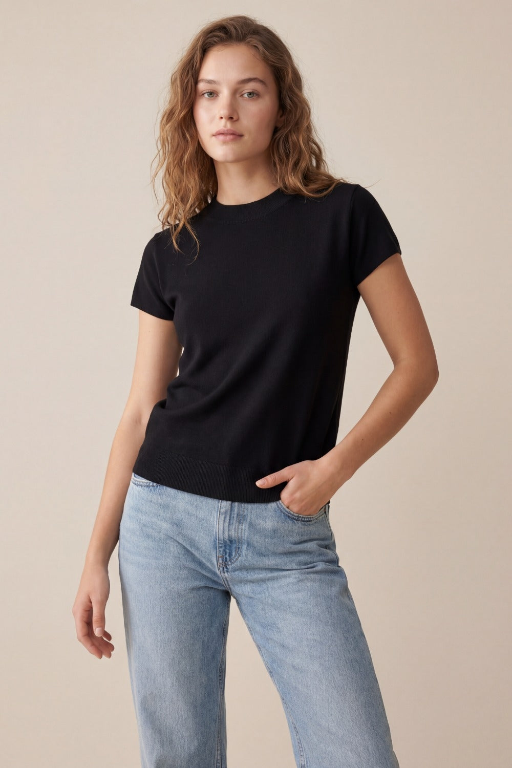 Pull noir à col roulé et manches courtes ajustées