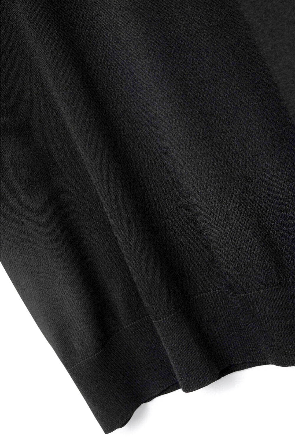 Pull noir à col roulé et manches courtes ajustées