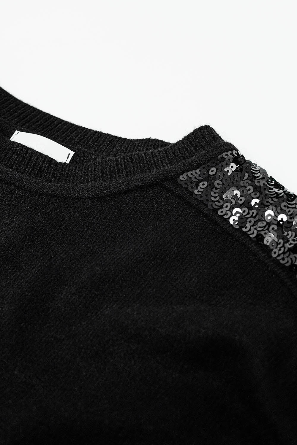 Pull noir à manches longues avec paillettes sur les épaules