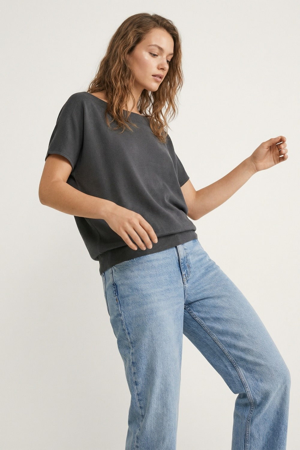 Pull noir décontracté à col bateau et manches tombantes