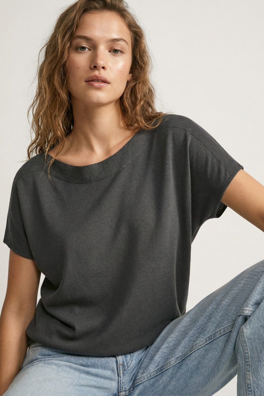 Pull noir décontracté à col bateau et manches tombantes