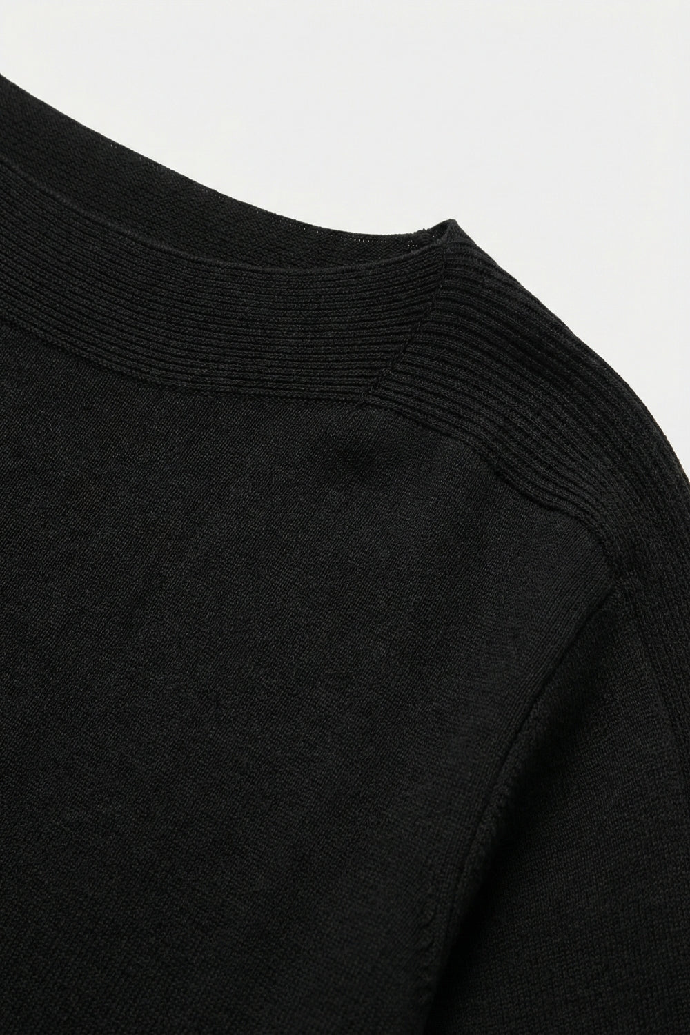 Pull noir décontracté à col bateau et manches tombantes