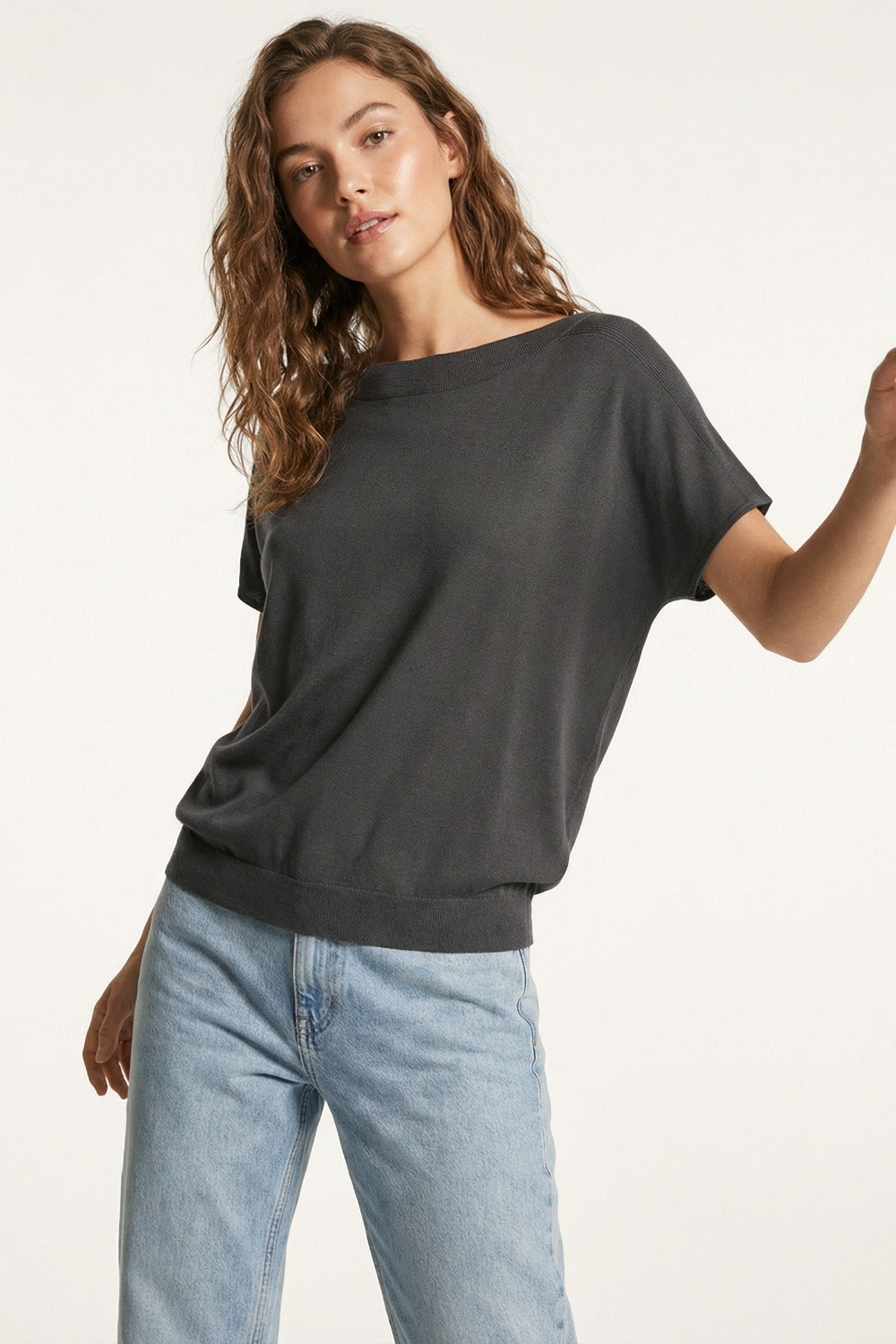 Pull noir décontracté à col bateau et manches tombantes