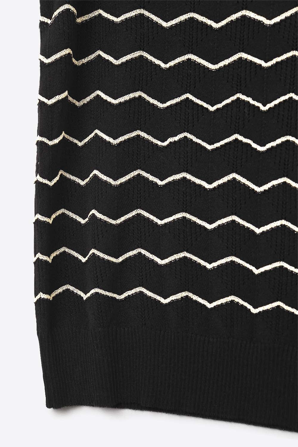 Pull noir en tricot avec motif en zigzag doré