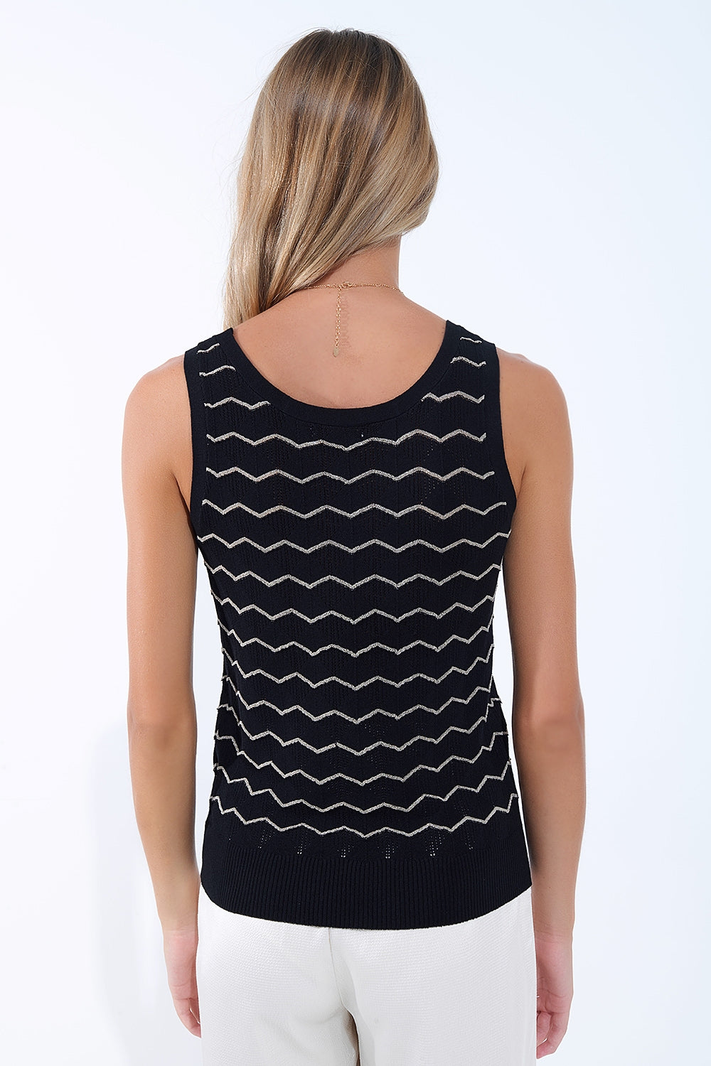 Pull noir en tricot avec motif en zigzag doré