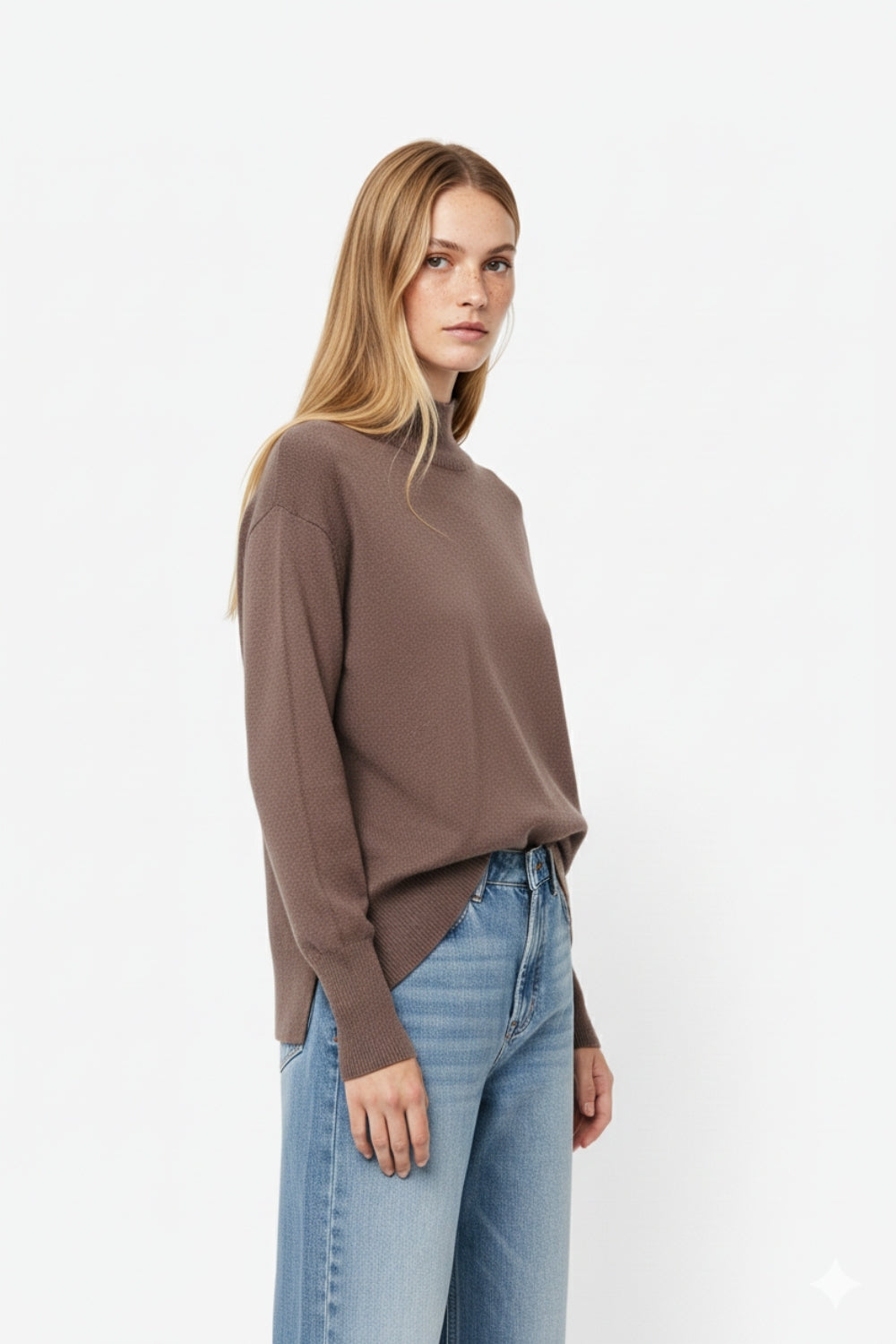 Pull-over ample marron avec détails ouverts dans le dos