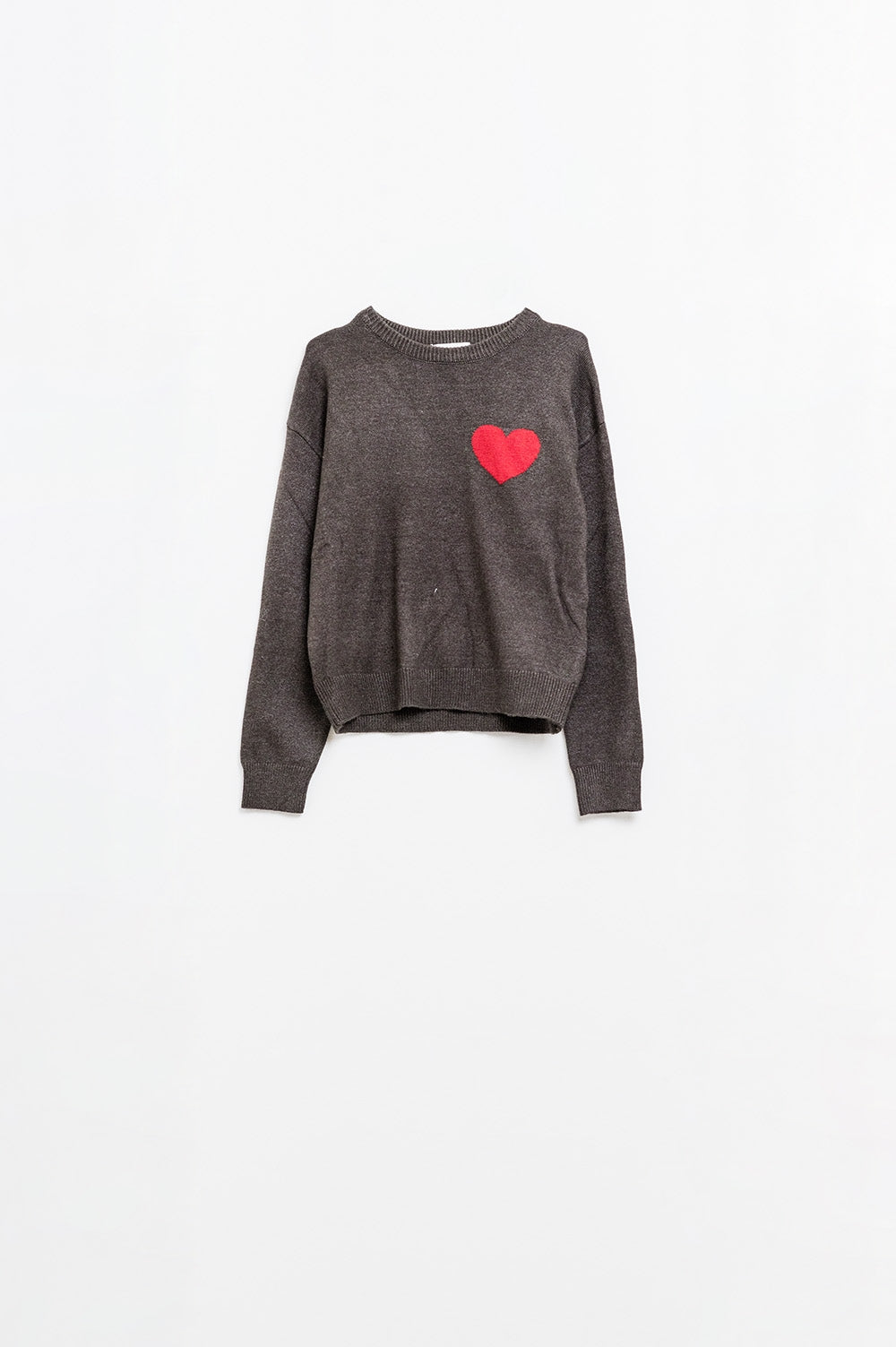 pull-over gris carbone avec détails en forme de cœur rouge