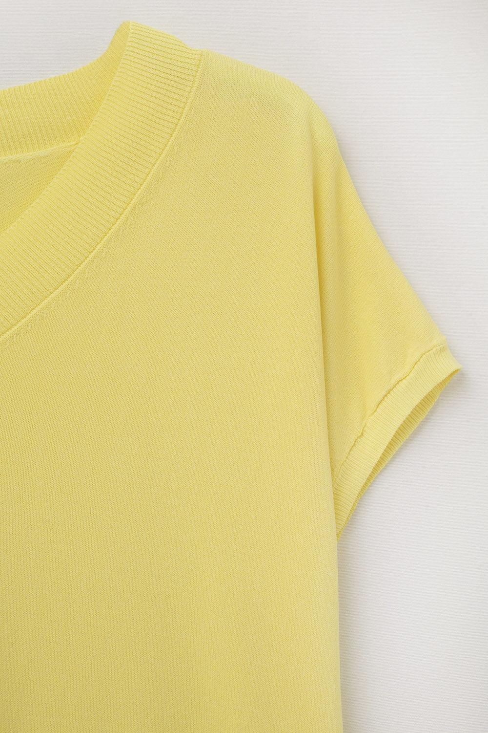 pull-over jaune à col en V en maille fine