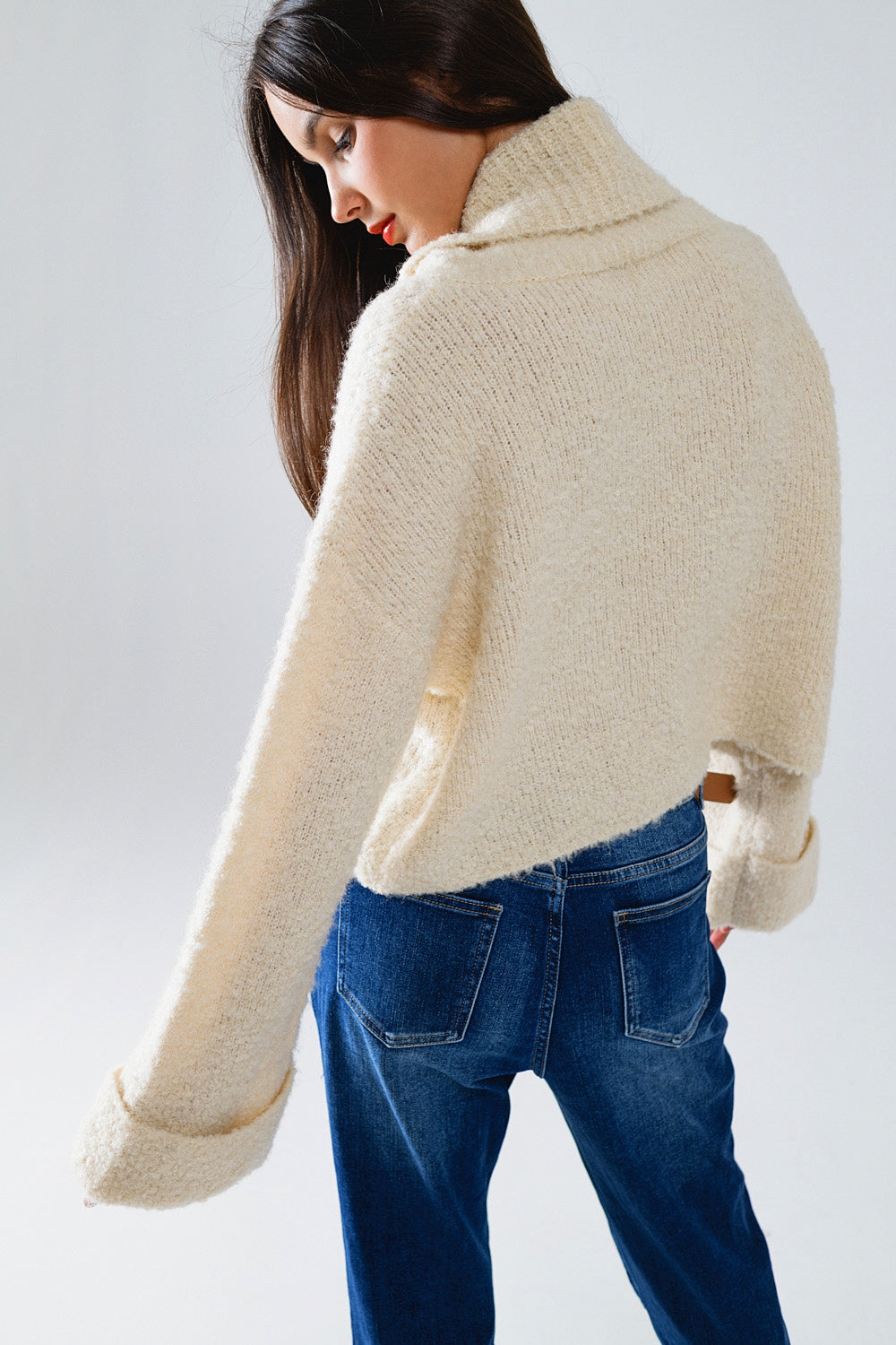 pull-over tricoté à col haut et duveteux en beige