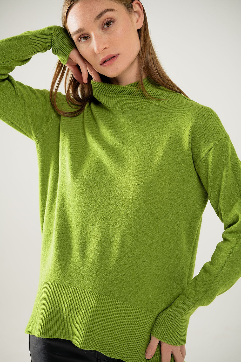 Pull-over vert ample avec ouverture dans le dos