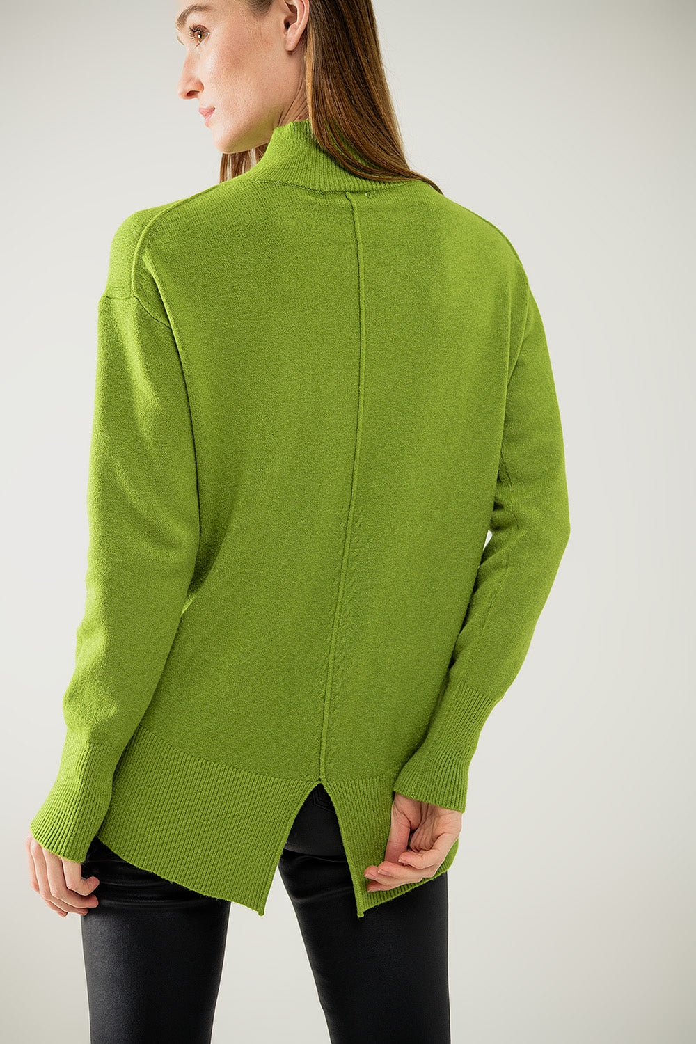 Pull-over vert ample avec ouverture dans le dos