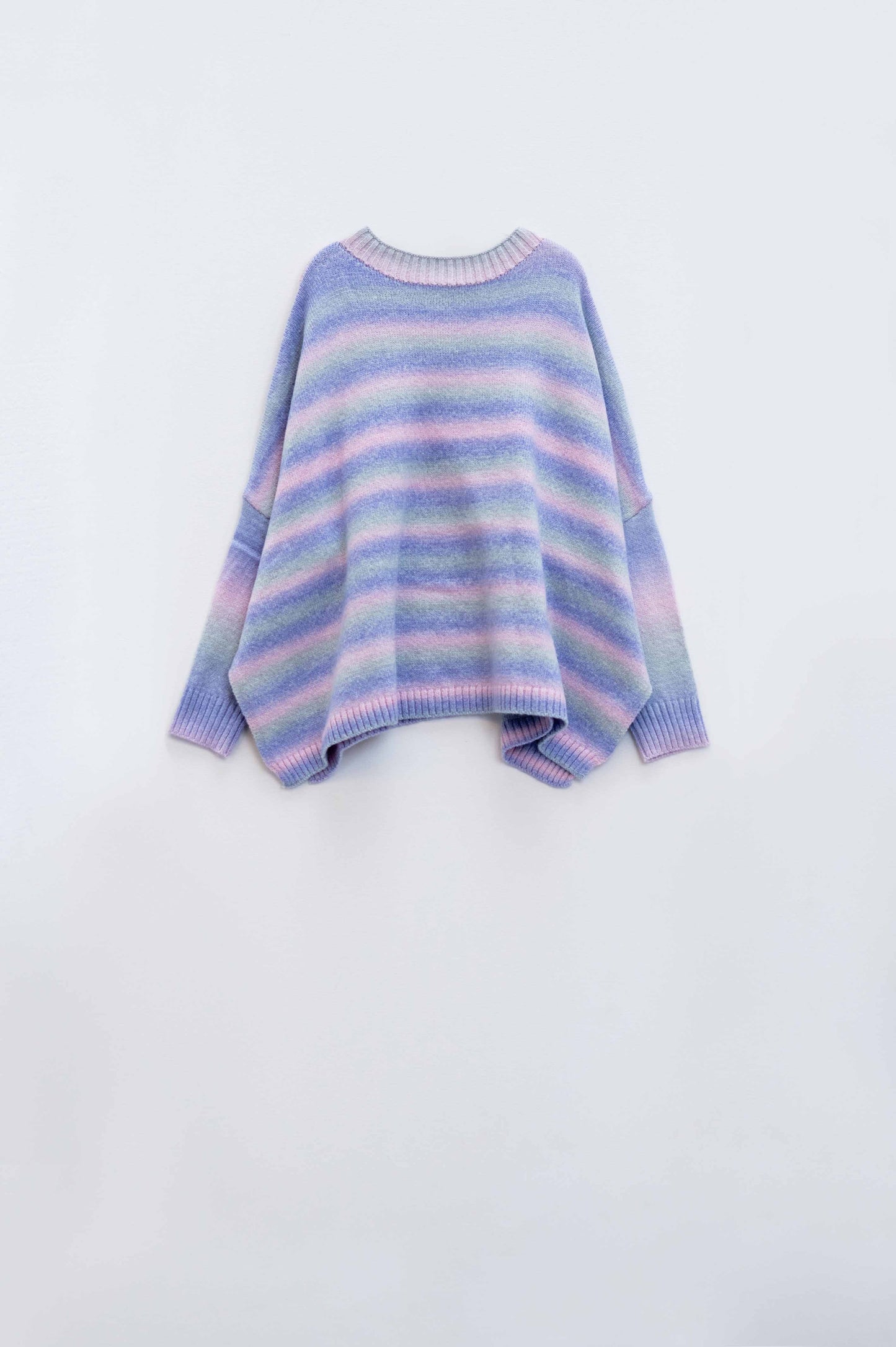 Pull oversize multicoloree en nuances de violet à col montant et fentes latérales