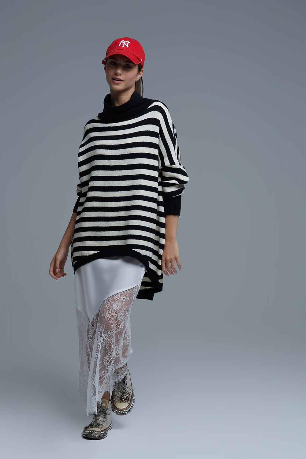 Pull oversize à col montant avec ailes de chauve-souris et rayures en noir et blanc