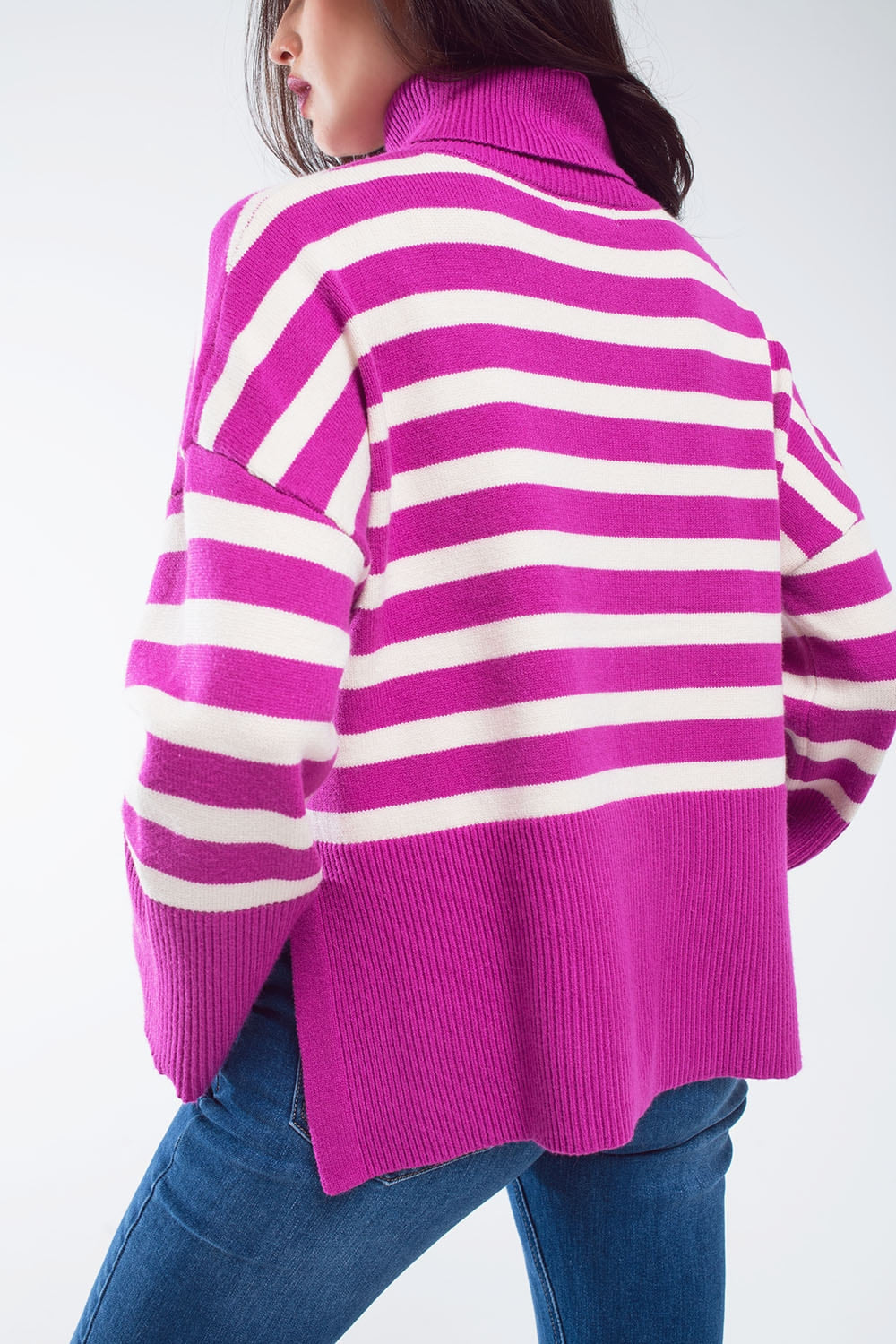 Pull oversize à col rond fuchsia avec rayures blanches et fentes sur le côté