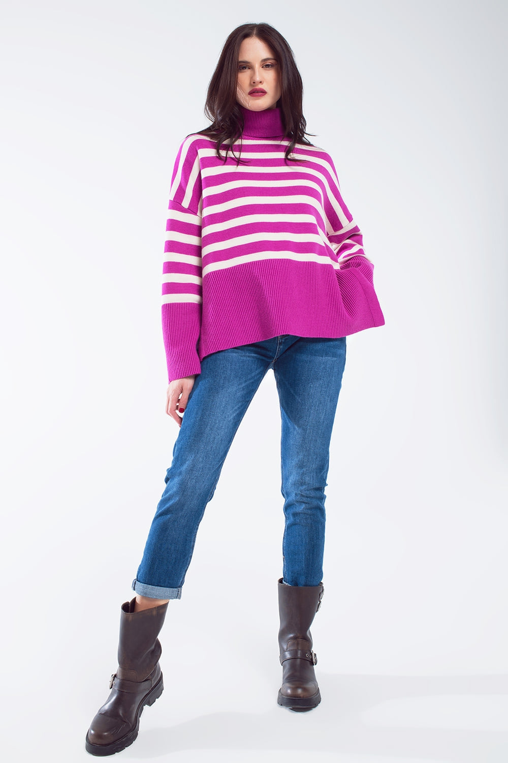 Pull oversize à col rond fuchsia avec rayures blanches et fentes sur le côté