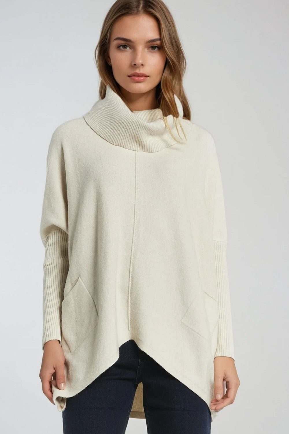 Q2 Pull oversize beige avec poches sur le devant