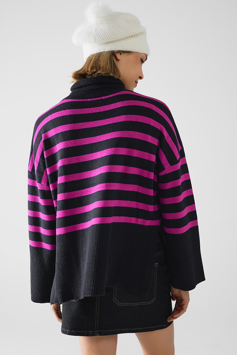 Pull oversize à col rond marine avec rayures fuchsia et fentes sur le côté