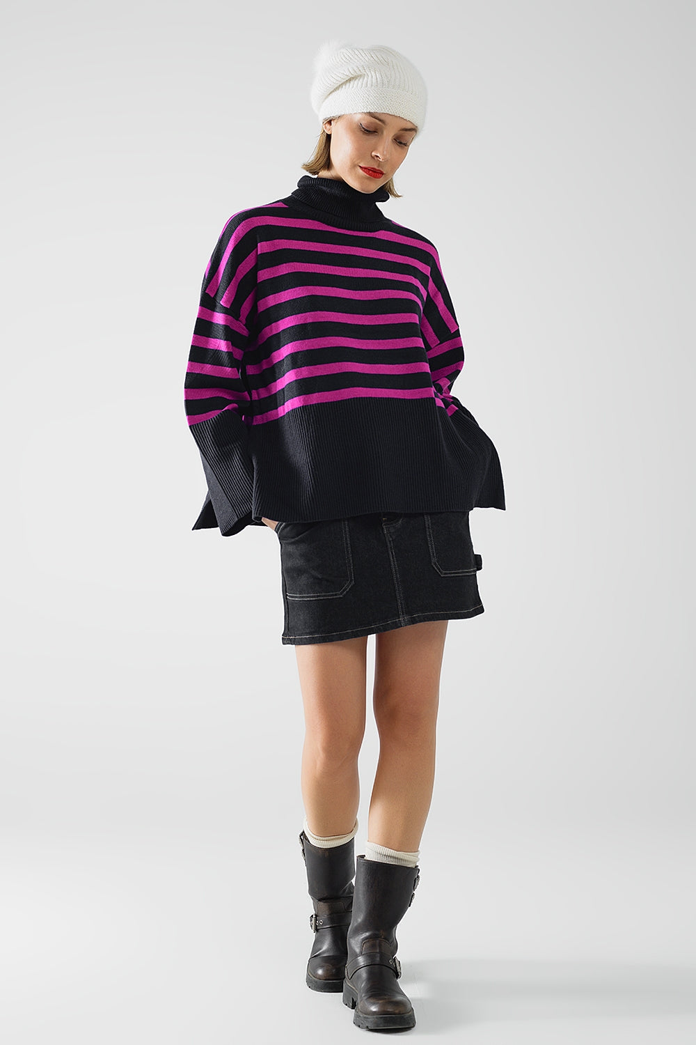 Pull oversize à col rond marine avec rayures fuchsia et fentes sur le côté