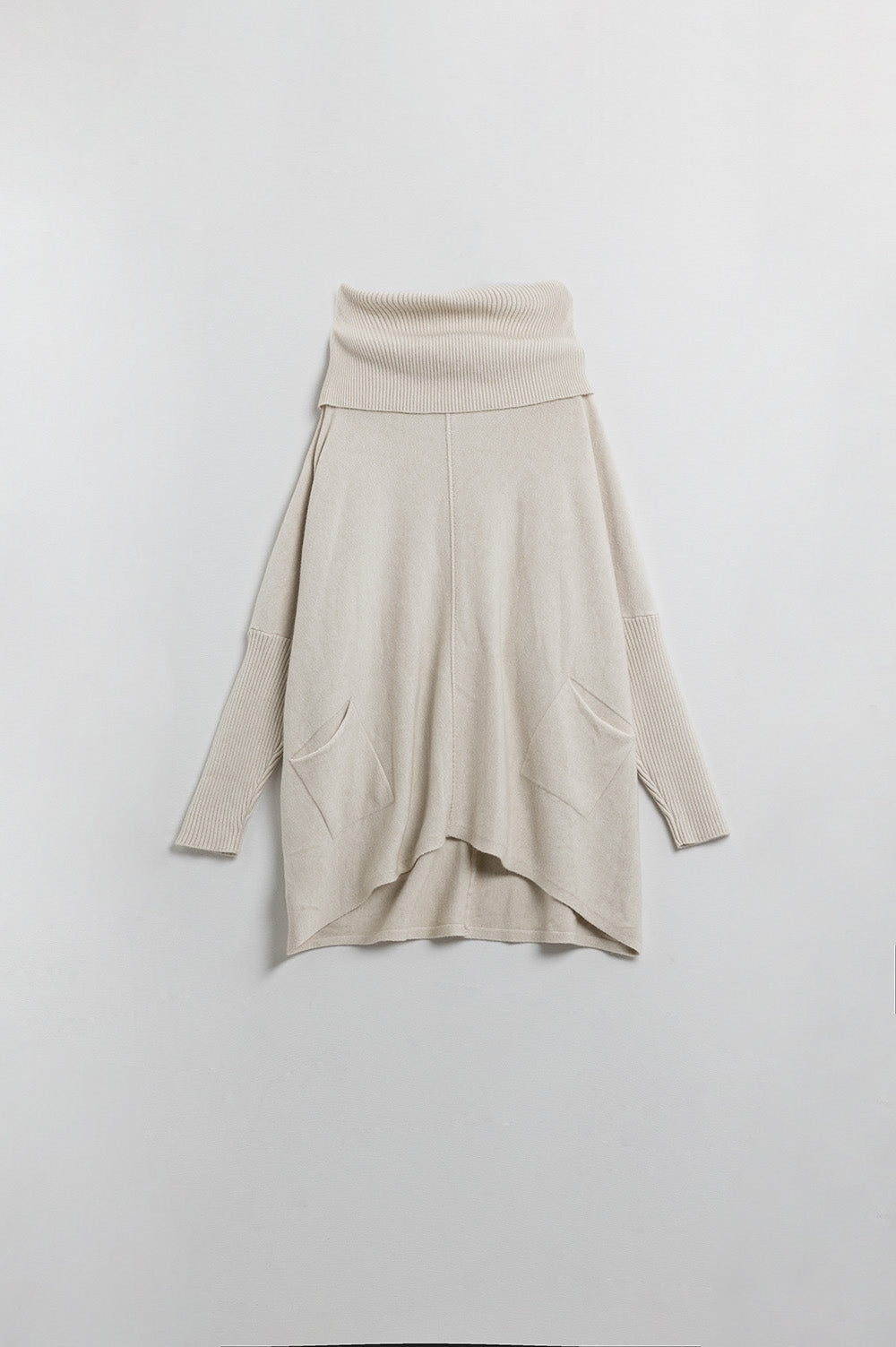 Pull oversize beige avec poches sur le devant