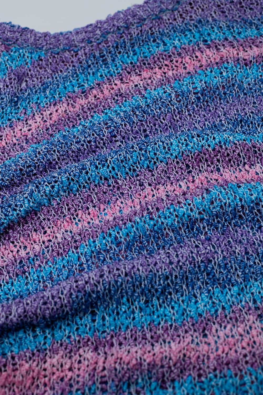 Pull ras du cou à rayures en maille ouverte dans les tons violet et bleu