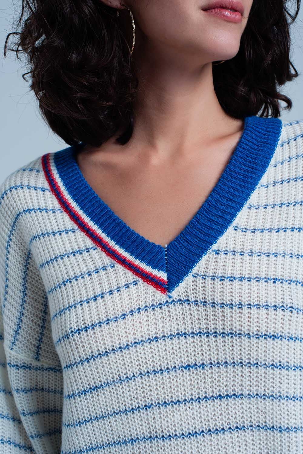 Pull rayé bleu avec encolure en V