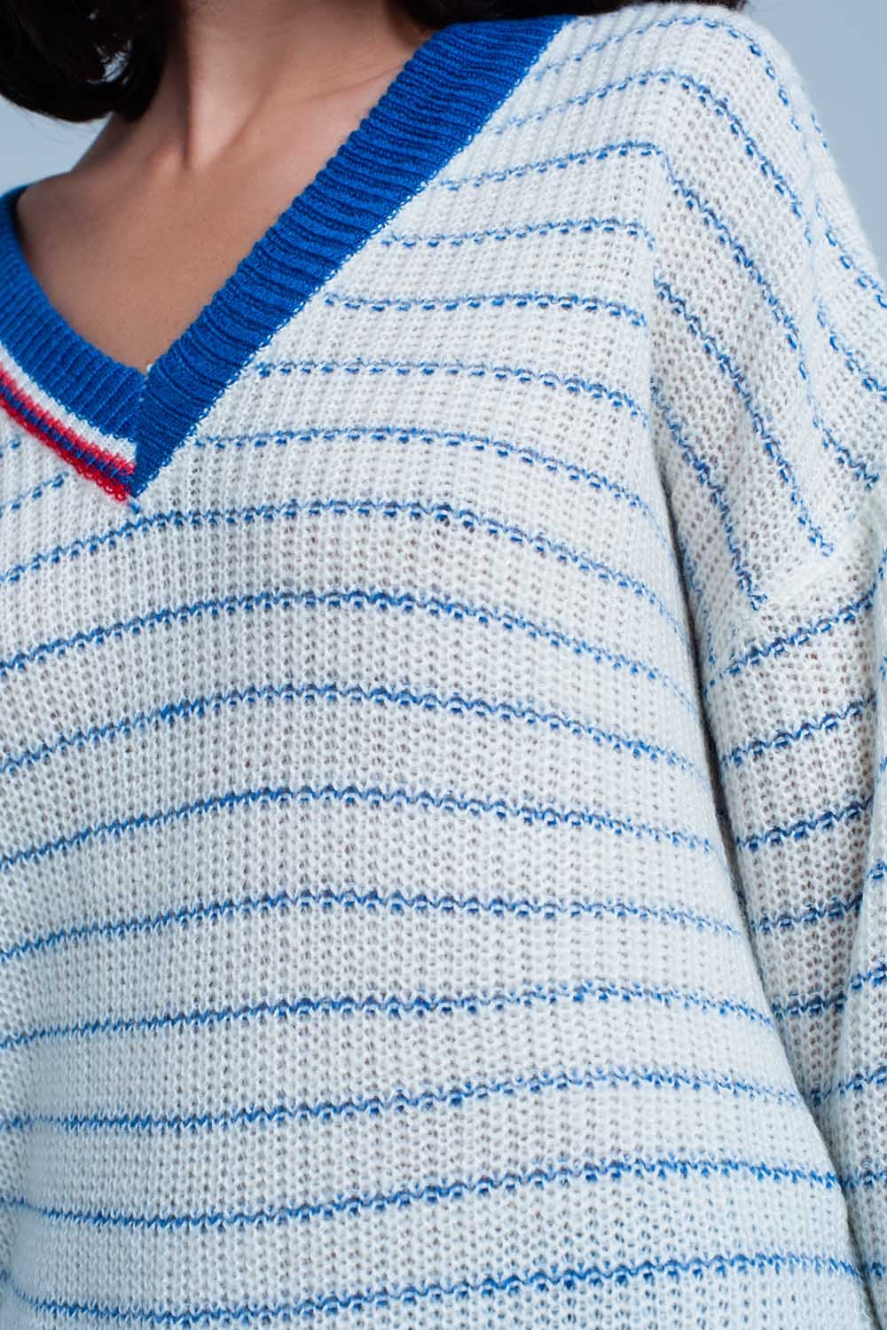 Pull rayé bleu avec encolure en V