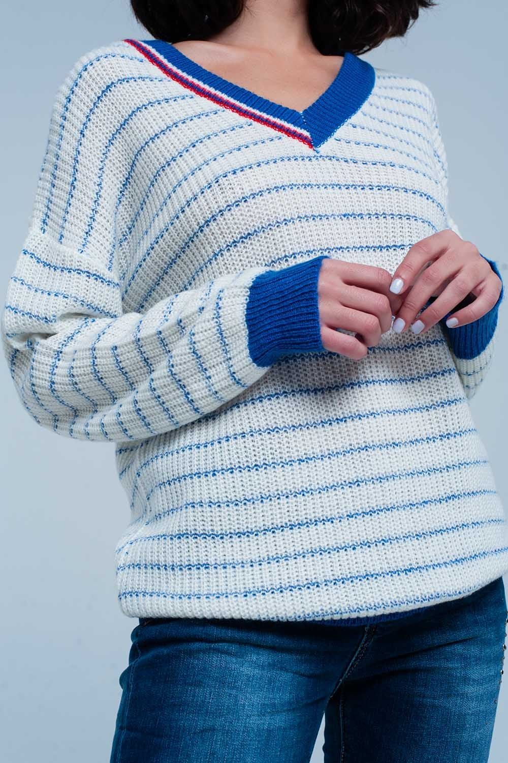 Pull rayé bleu avec encolure en V