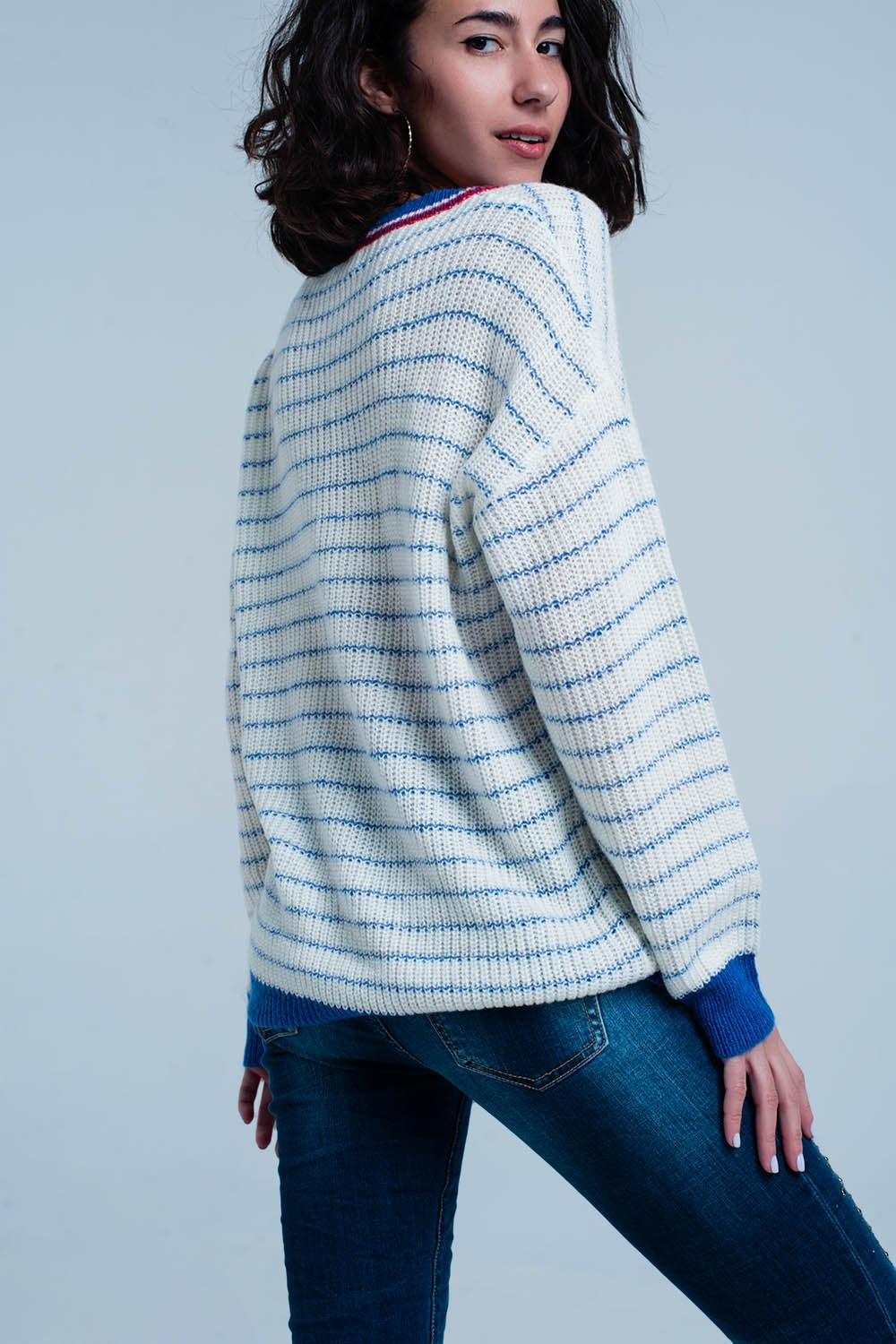 Pull rayé bleu avec encolure en V