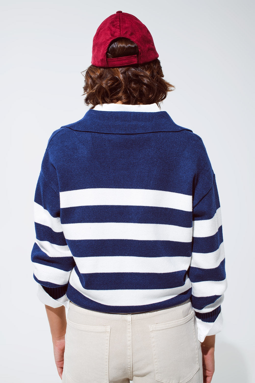 Pull rayé bleu et blanc à col V et col polo