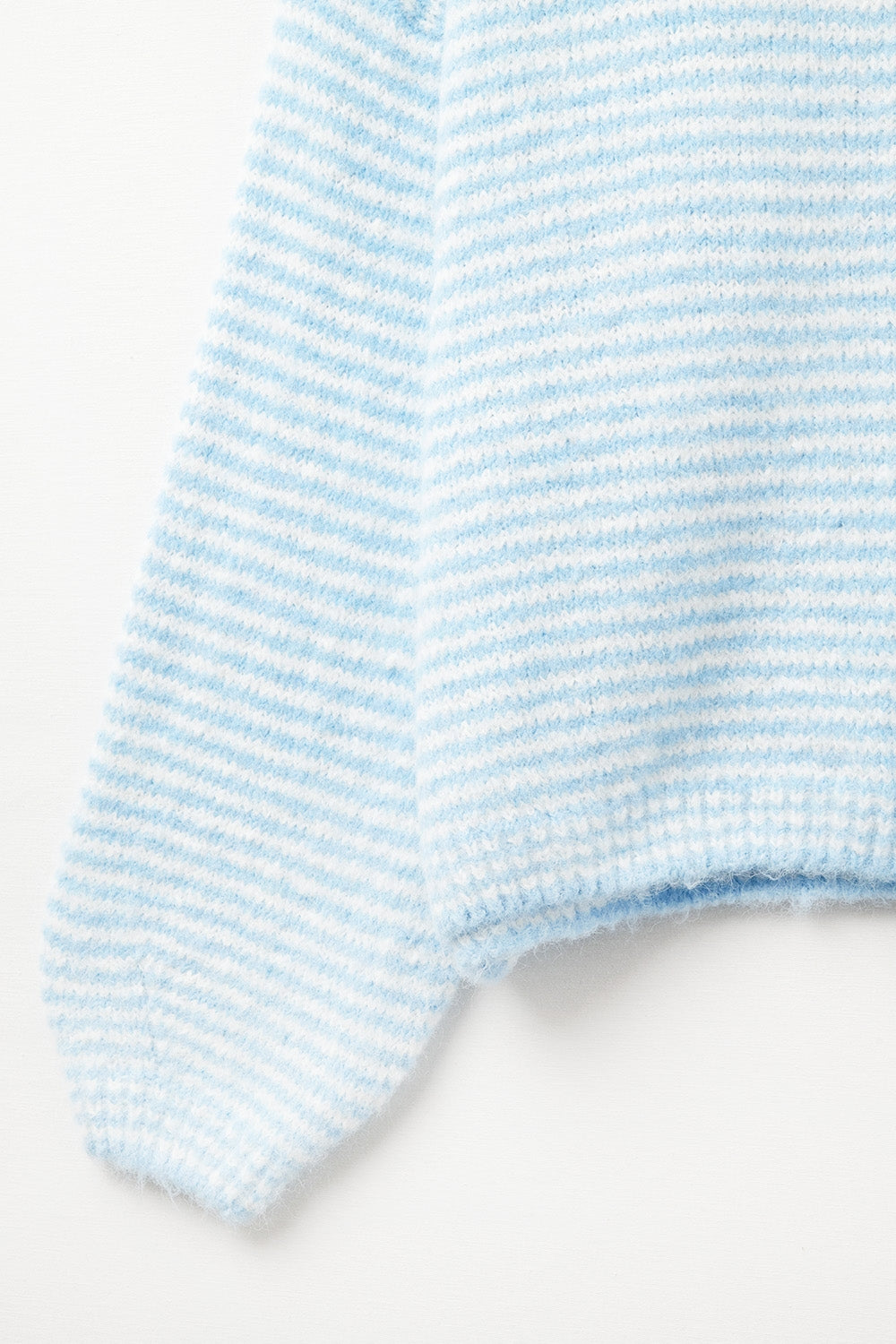 Pull rayé duveteux bleu bébé