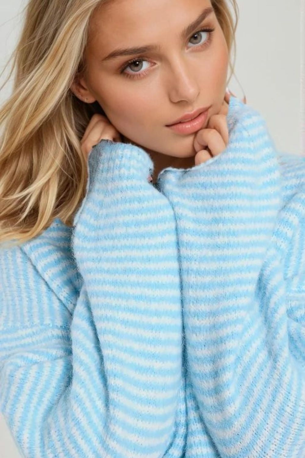 Pull rayé duveteux bleu bébé