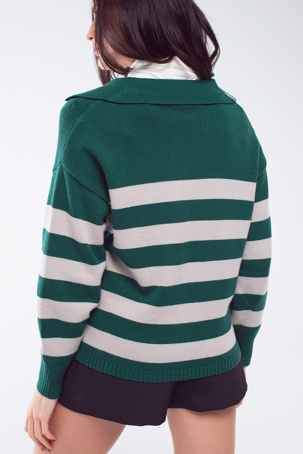 Pull rayé vert et blanc à col V et col polo