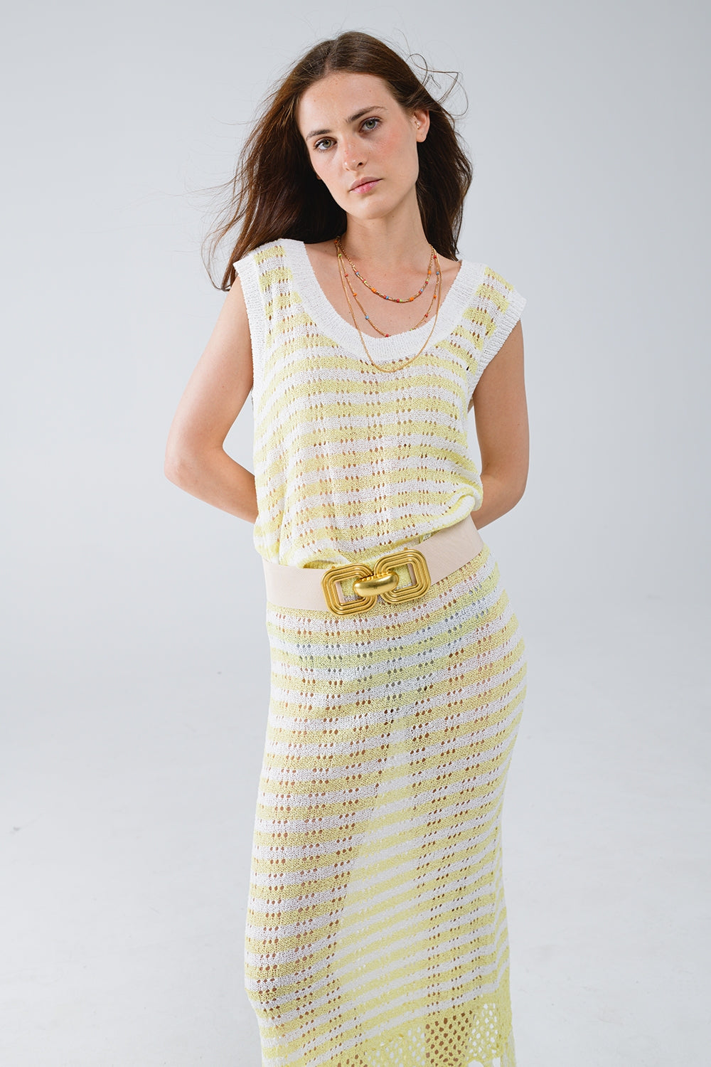 Pull sans manches à rayures en tricot ouvert jaune et blanc