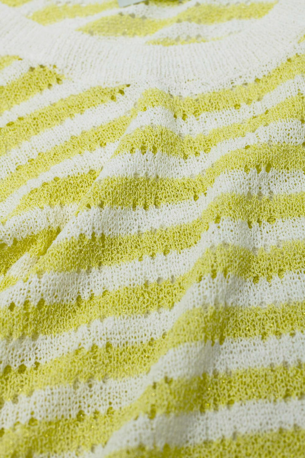Pull sans manches à rayures en tricot ouvert jaune et blanc