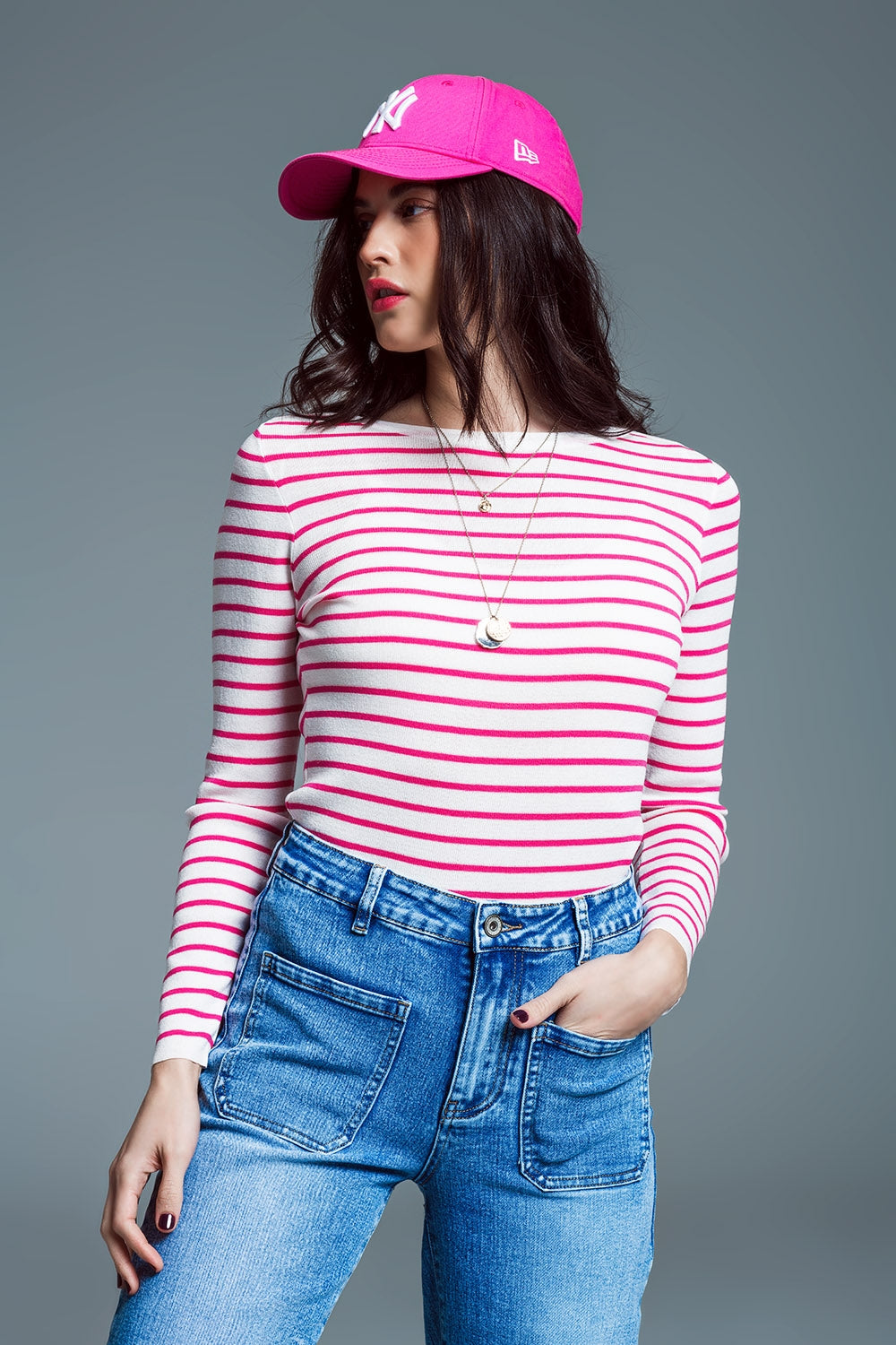 Pull Slim Fit Fine Knit Boat Neck en blanc avec des rayures fuchsia