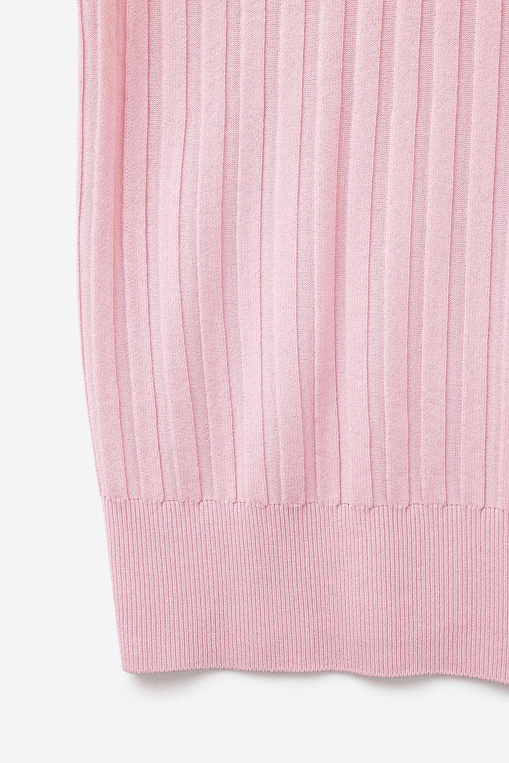 Pull tricoté en fines côtes roses avec col bateau